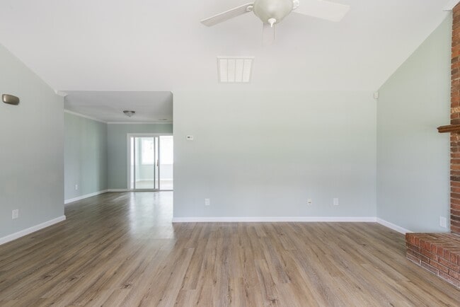 Building Photo - 578 Tryon Pl