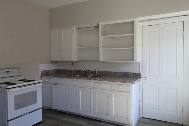 Building Photo - Two Bedroom Duplex