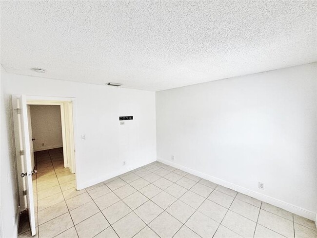 Building Photo - 1136 NW 5th Ct