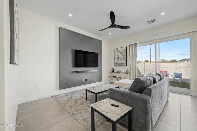 Building Photo - 1344 E Polk St