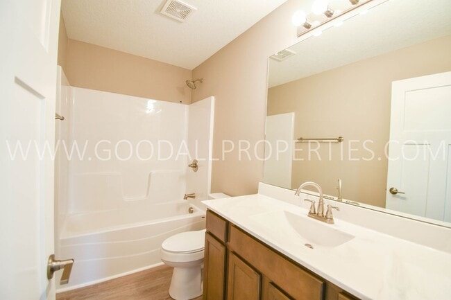 Building Photo - 3 Bedroom 2 Bathroom 2 Car garage in De Soto.