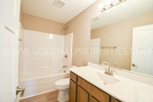 Building Photo - 3 Bedroom 2 Bathroom 2 Car garage in Desoto.