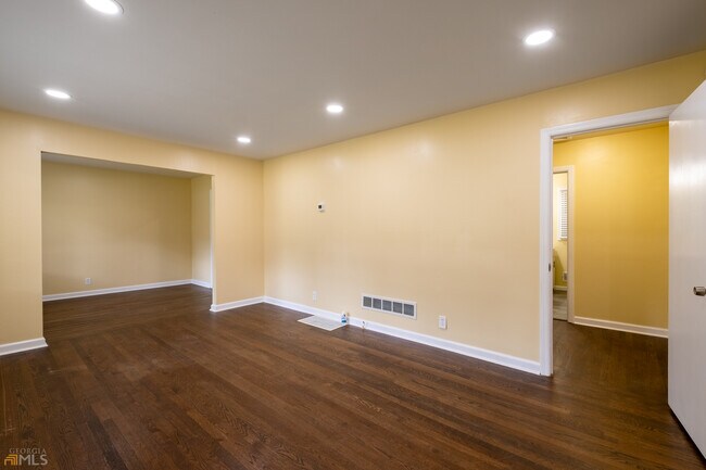 Building Photo - 2926 Gresham Rd S E