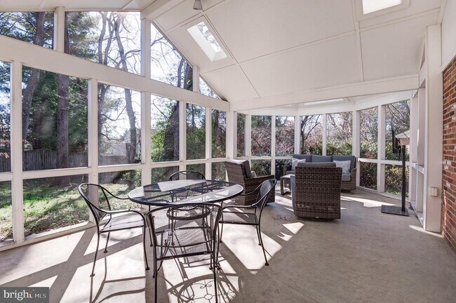 Building Photo - 8805 Honeybee Ln