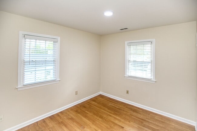 Building Photo - Great Location in Williamsburg!