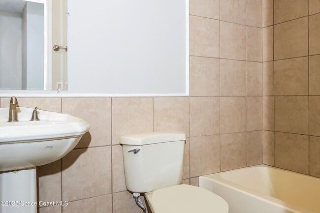 Building Photo - 2252 SE Berkshire Blvd