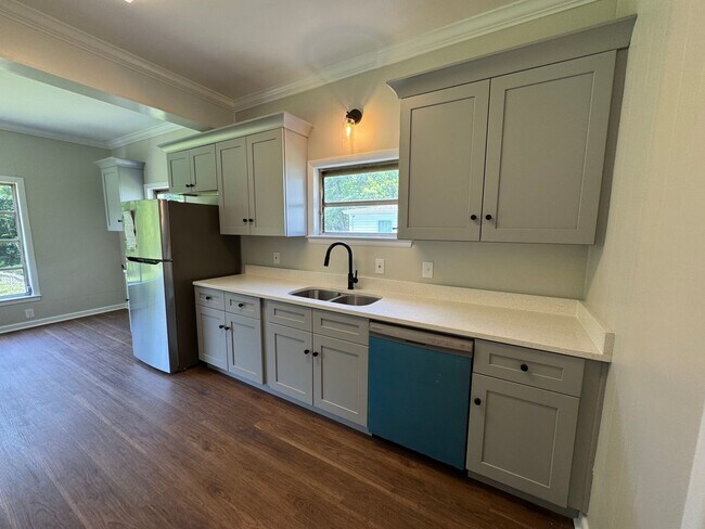 Building Photo - Renovated 3/2.5 House with bonus room in South Rome- $1,795