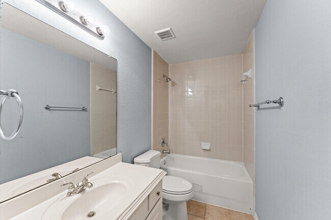 Building Photo - 10106 Holly Chase Dr