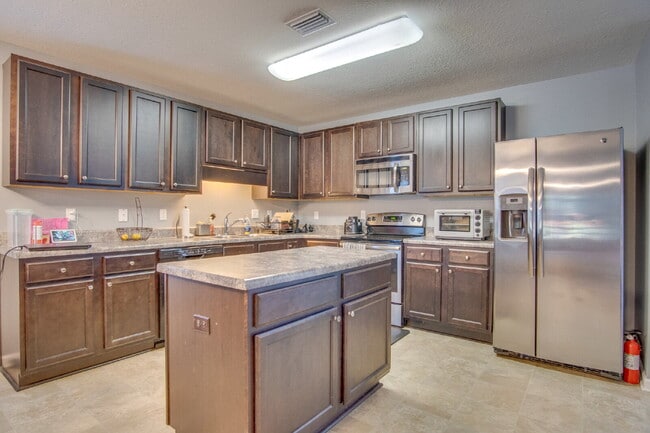 Building Photo - Charming 3-Bedroom Home in Central Pensacola with Open Layout and Fenced Yard