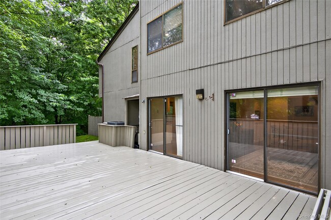 Building Photo - 7 Meadowood Dr