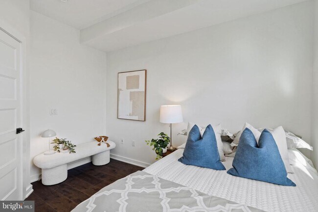 Building Photo - 2235 Hope St