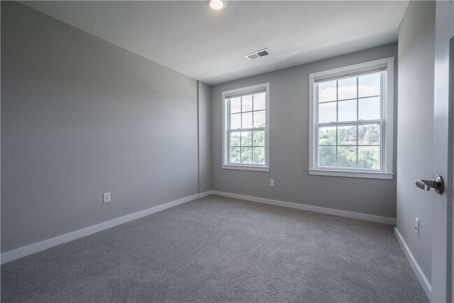 Building Photo - 353 Trinity Wy