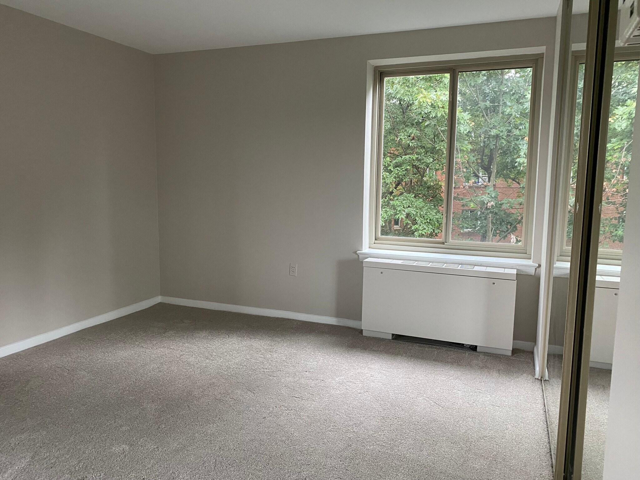 Large Corner Bedroom with 2 windows - 3000 Spout Run Pky