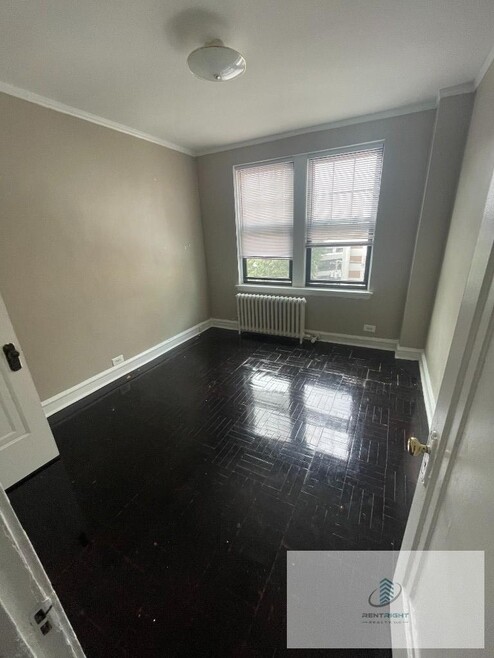 Building Photo - 1209 W Sherwin Ave