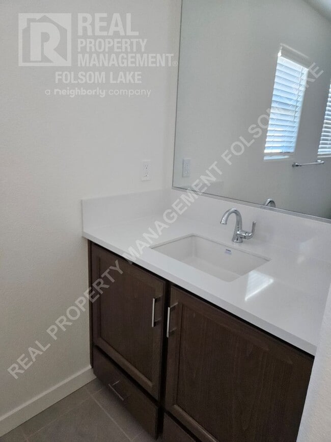 Building Photo - New 3bd 2.5ba home in the Riverblossom at ...