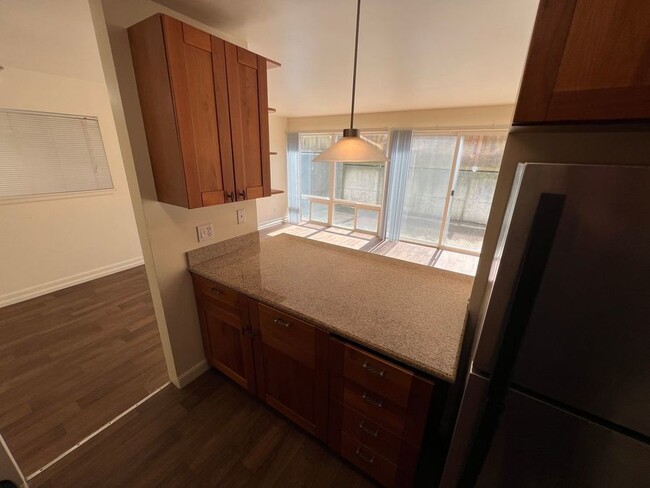 Building Photo - Spacious 2 bedroom 1 bath with large priva...