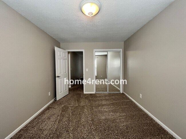 Building Photo - Wonderful Northland Home w/ Hardwood Floors and Plenty of Space!!
