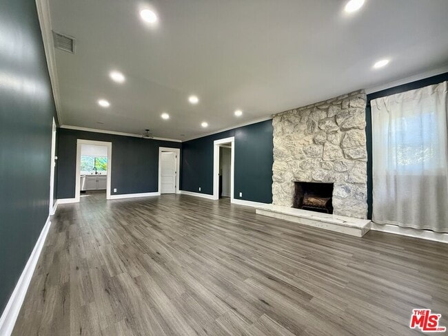 Building Photo - 815 N Hobart Blvd