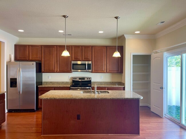 Building Photo - Stunning VB Townhome Style Condo