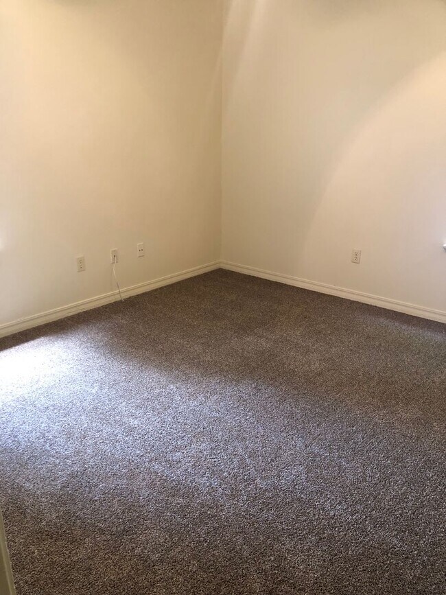 Building Photo - Cozy 4 Bed 2 Bath Home just off the west side of U of A Campus