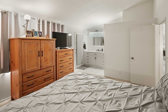 Building Photo - Wonderful Single Story Home with Great Yard in Santa Clarita!