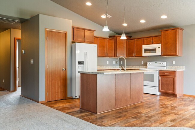Building Photo - Charming Single-Level Home with Modern Com...