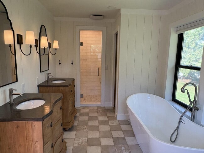 Building Photo - Spacious home in country setting, yet clos...