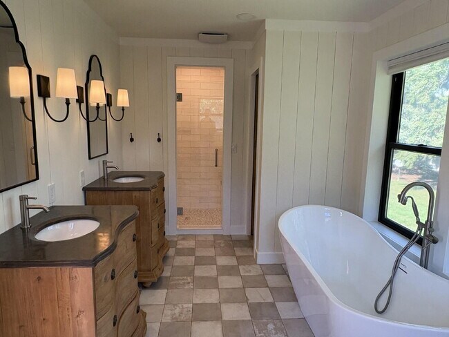 Building Photo - Spacious home in country setting, yet close to amenities