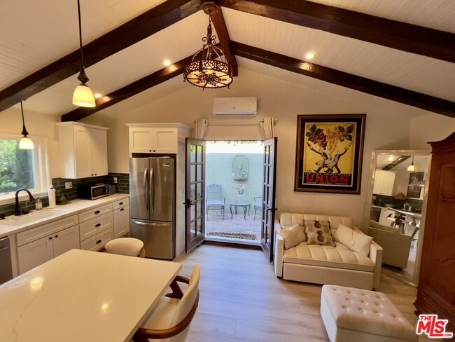 Building Photo - 5262 Sale Ave