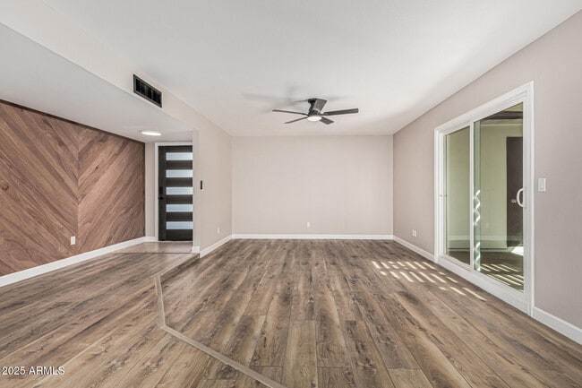 Building Photo - 10838 N 32nd Ln