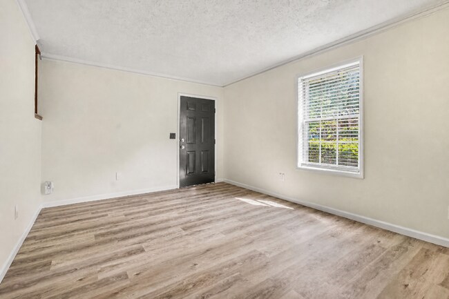 Building Photo - 2BR/1.5BA End Unit Townhome Near Downtown Snellville!