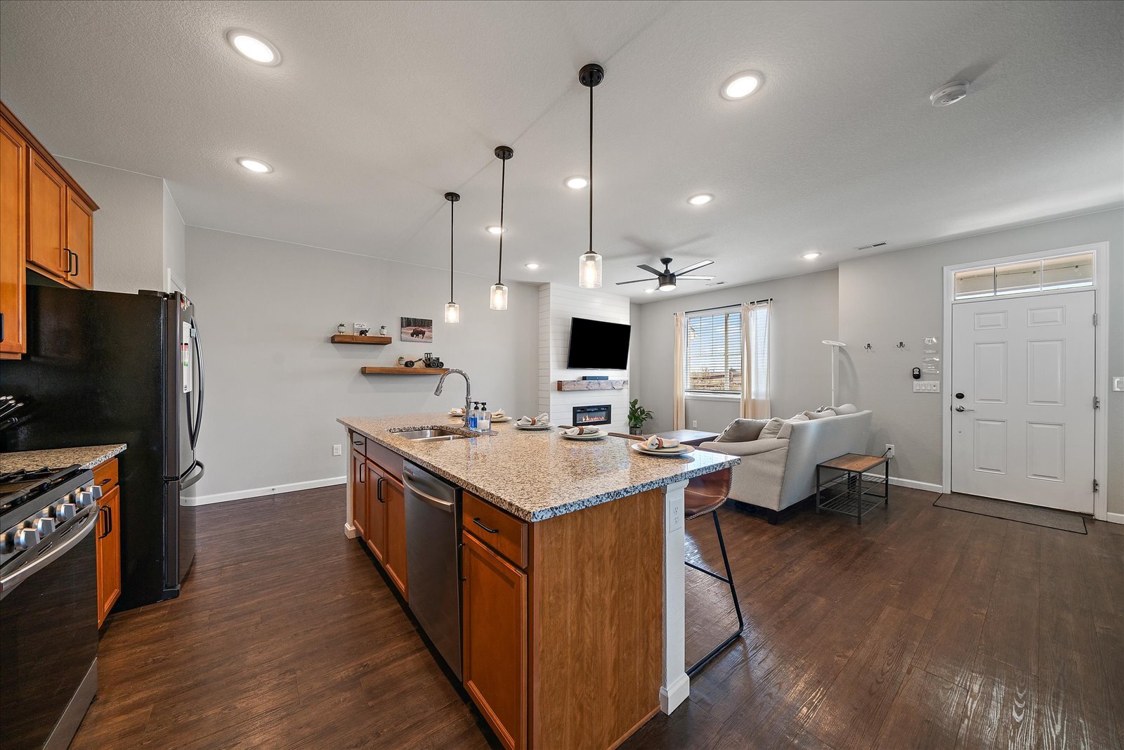Open floor plan - 16836 E 118th Dr
