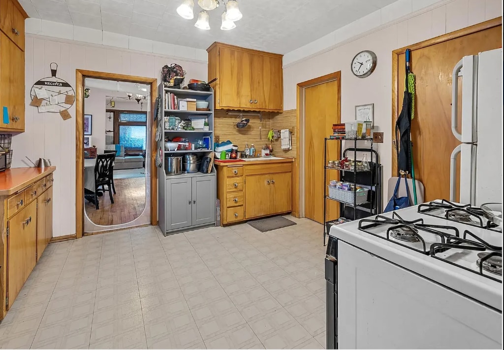 Kitchen - 887 James Ave