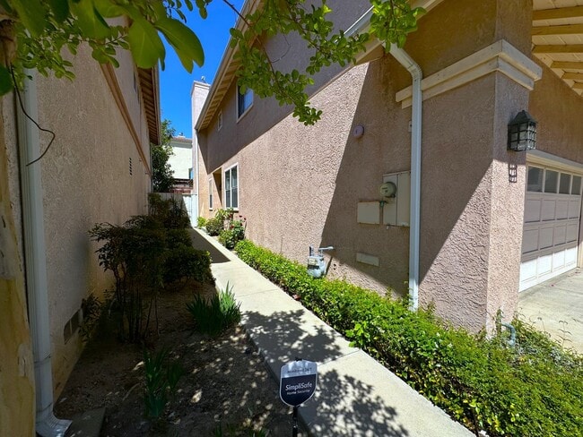 Building Photo - Spacious 4 Bed, 3 Bath Townhome in Gated W...
