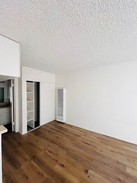 Building Photo - 1260 Beachwood Dr