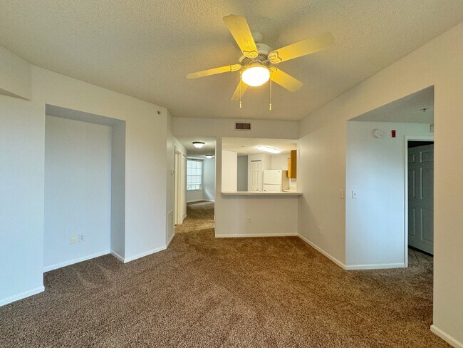 Building Photo - Las Palmas, one-bedroom first floor condo with garage!