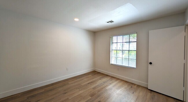 Building Photo - 3 Bedroom Townhome in the Dartmouth Trace Community Near N Dobson Rd and W University Dr!