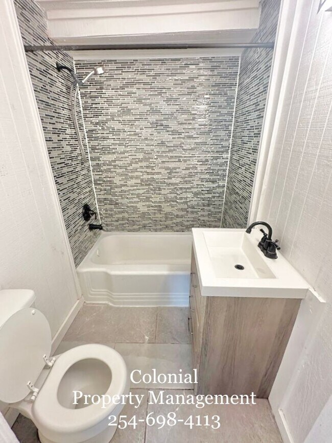 Building Photo - AVAILABLE NOW! (SECTION 8 ACCEPTED)