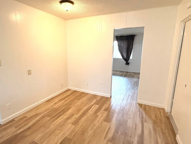 Building Photo - 2 WEEKS FREE RENT December Special