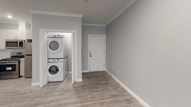 Building Photo - 680 Grand St