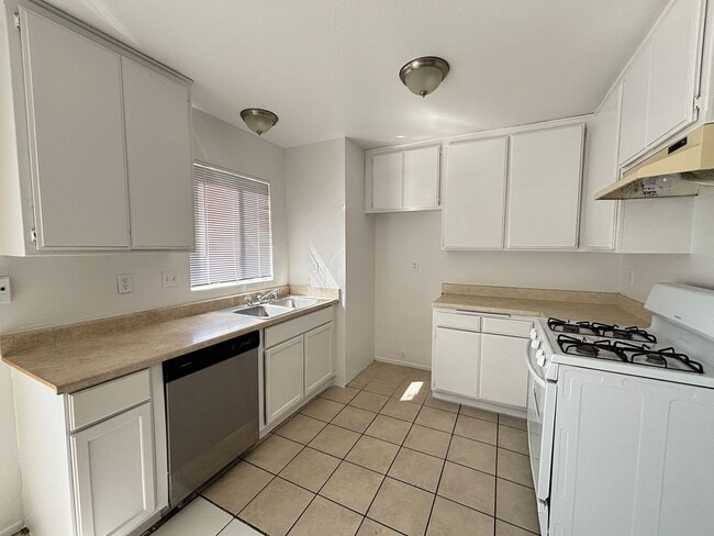 Building Photo - East Palmdale Townhouse