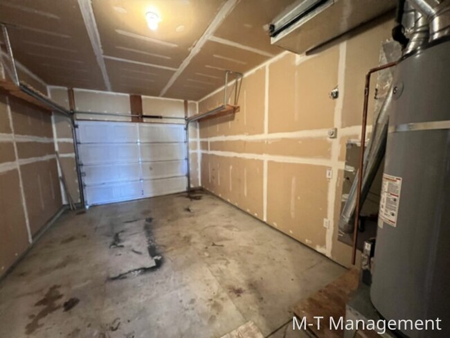 Building Photo - 3 br/2.5 bath townhouse + 1 car garage, fe...