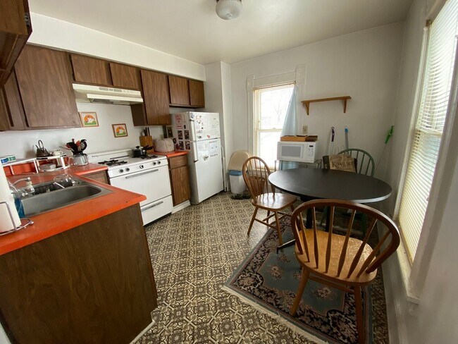 Building Photo - 947 E Gorham St