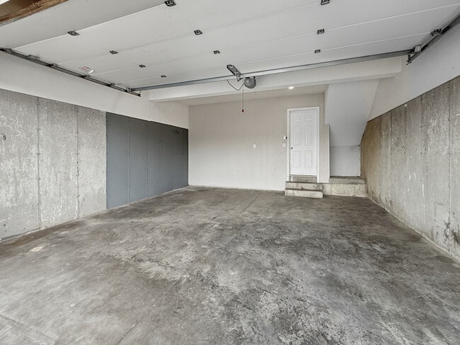 Building Photo - Town Home