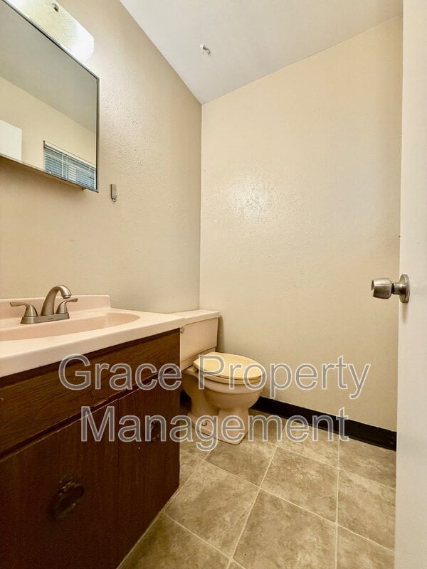 Building Photo - 1070 Iris St