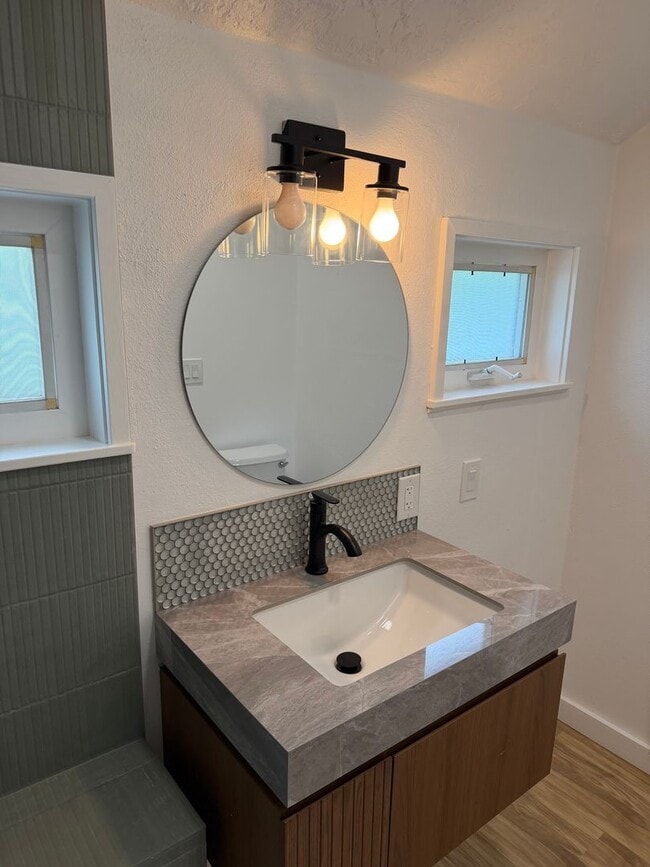 Building Photo - Luxury 1 bedroom 1 bath duplex in a great neighborhood!
