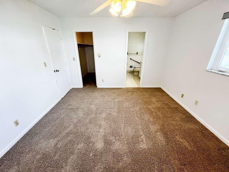 Building Photo - 905 SW 3rd Ave