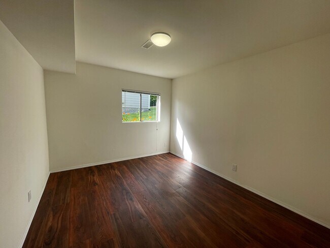 Building Photo - Spacious Admirals Cove Home with Recent Up...