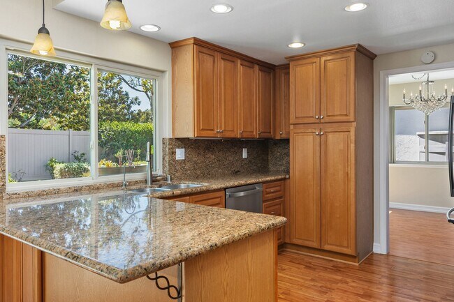 Building Photo - Spacious Home w/ Loft in Village Park!