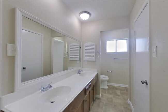 Building Photo - 1838 Turtle Creek Dr